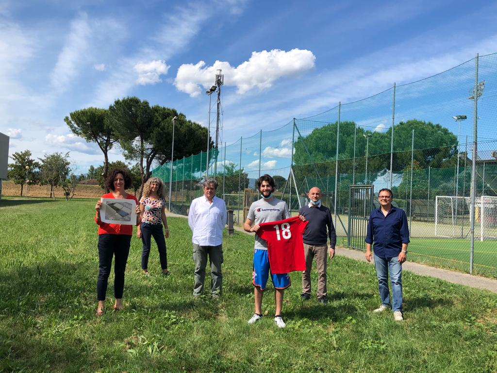 Il sindaco Angela Bagni, il vicesindaco e assessore allo sport Leonardo Cappellini insieme alla famiglia di Leonardo Bellomo (Foto da comunicato)
