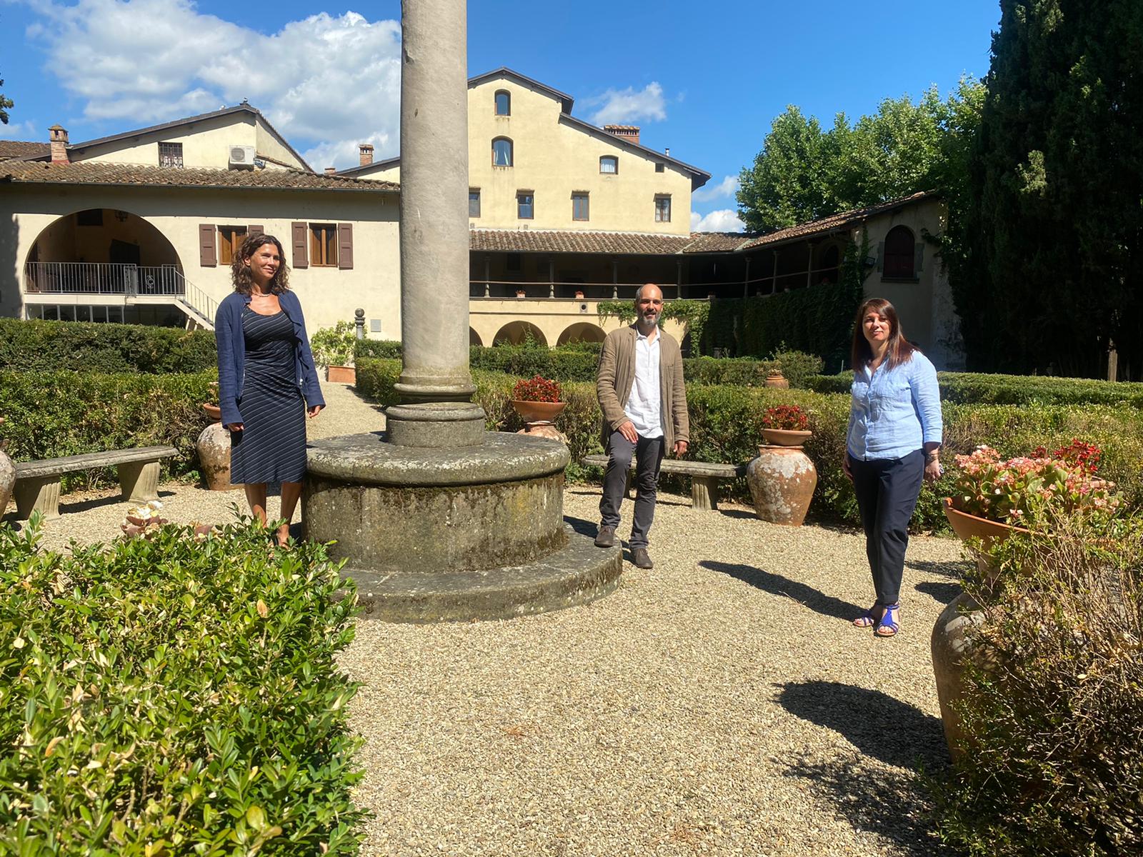 Da sx Claudia Luccioli direttrice Casagrande,  Attore Mario Pietramala, Assessore Farini , rassegna giardino di alceste villa casagrande giugno 2020 (Foto da comunicato)