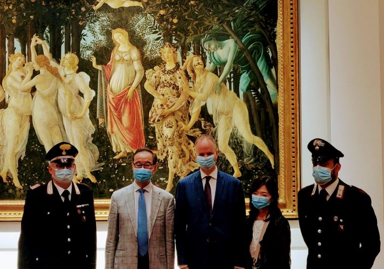 L'ambasciatore del Giappone Hiroshi Oe in visita alla Galleria degli Uffizi