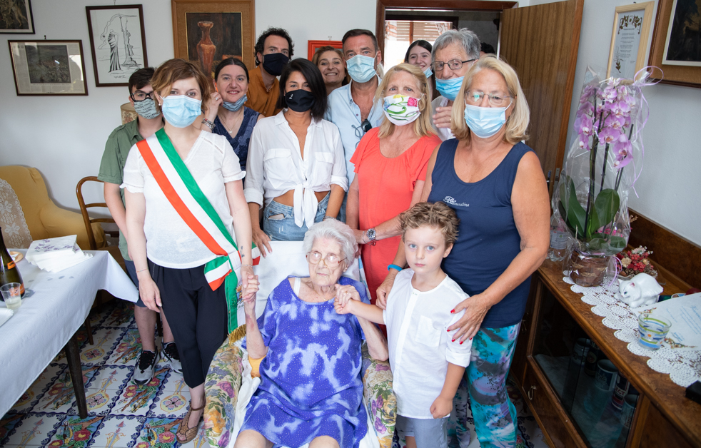 La centenaria Vincenza Marzi con il sindaco e la famiglia (Foto da comunicato)