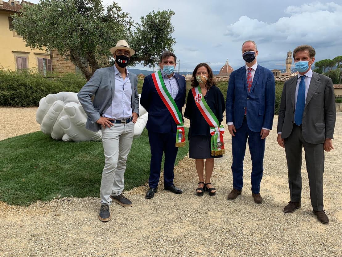 Le mani di Lorenzo Quinn esposte nel giardino di Boboli