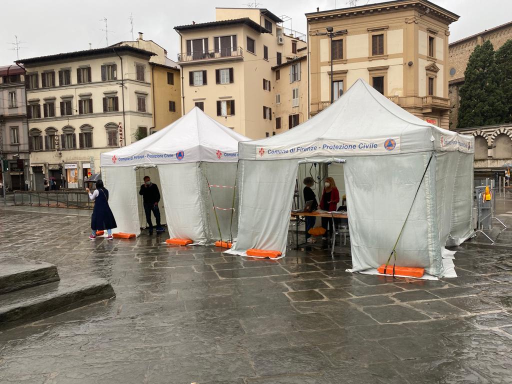 Le due tende in Piazza dell'Unità d'Italia (Foto da comunicato)