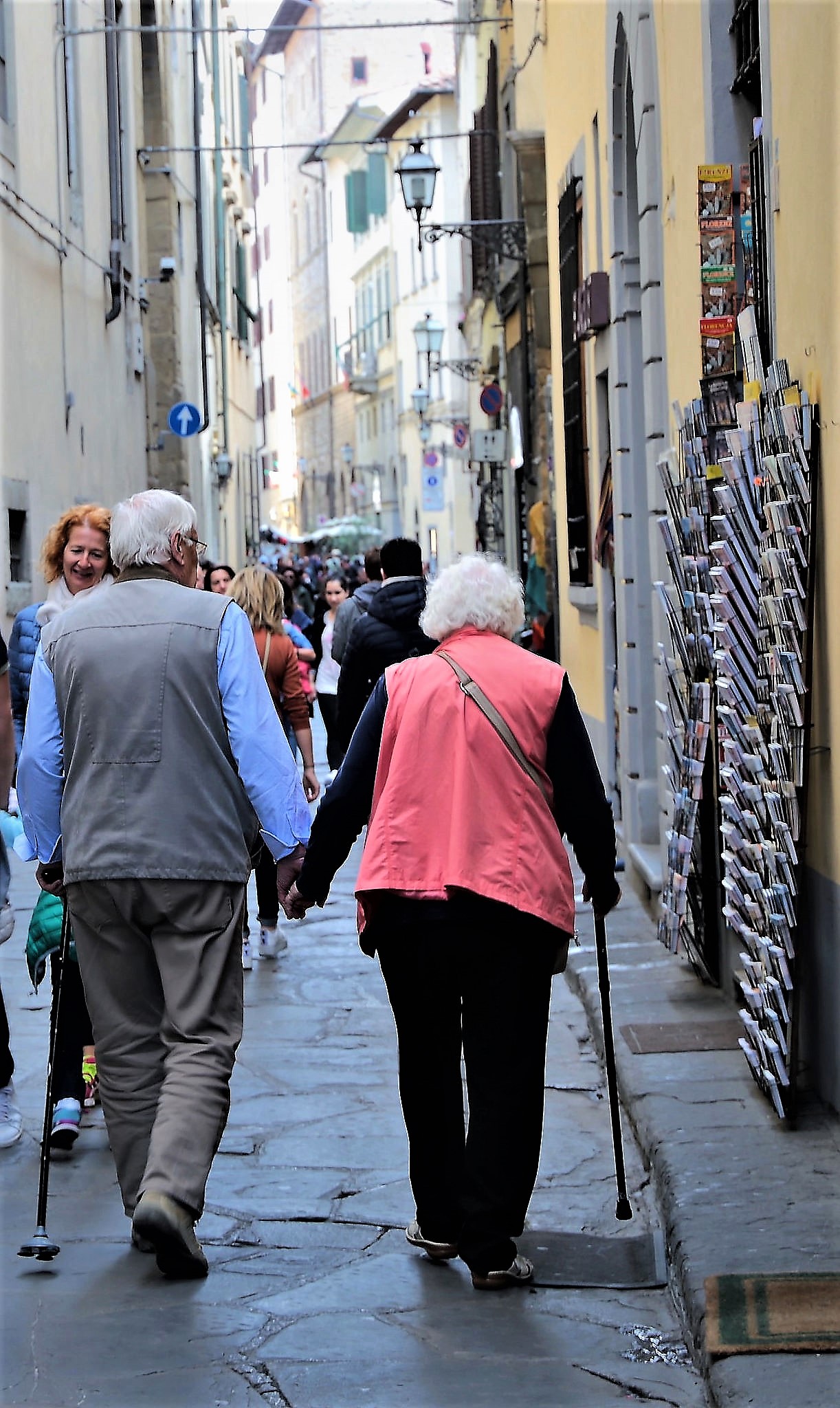 Anziani in citta' (foto Antonello Serino Redazione di Met)