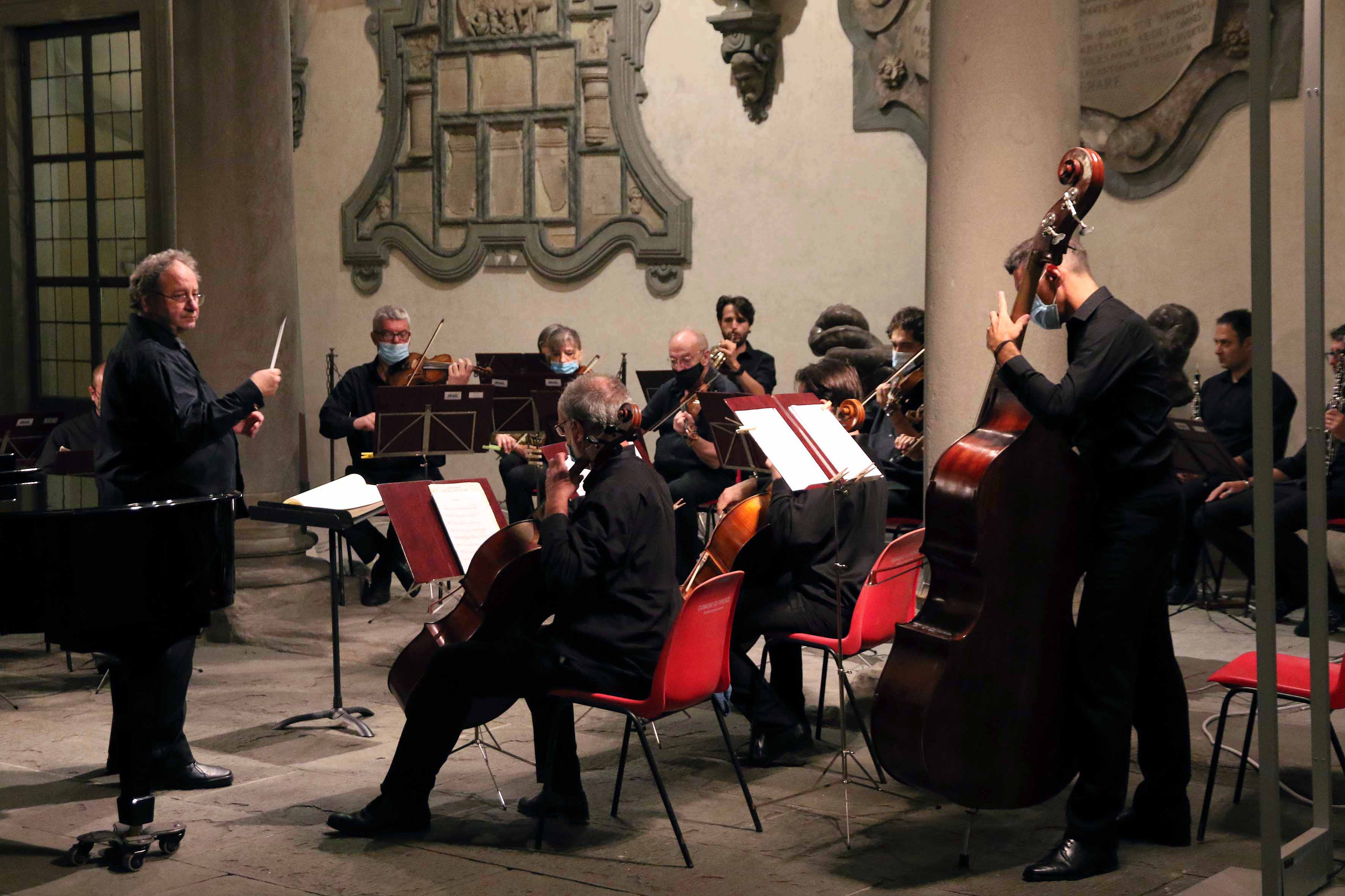 Direttore Giuseppe Lanzetta, orchestra nel cortile di Palazzo Medici Riccardi 2020 (Foto da comunicato)