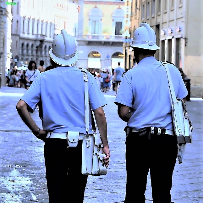 Accompagna il figlio a scuola senza mascherina, multata dalla Polizia Municipale (foto Antonello Serino)