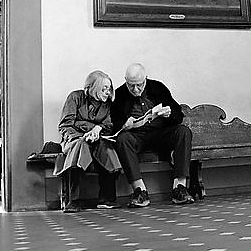 Anziani, confermati i contributi per chi si prende cura di un familiare non autosufficiente (foto archivio Antonello Serino)