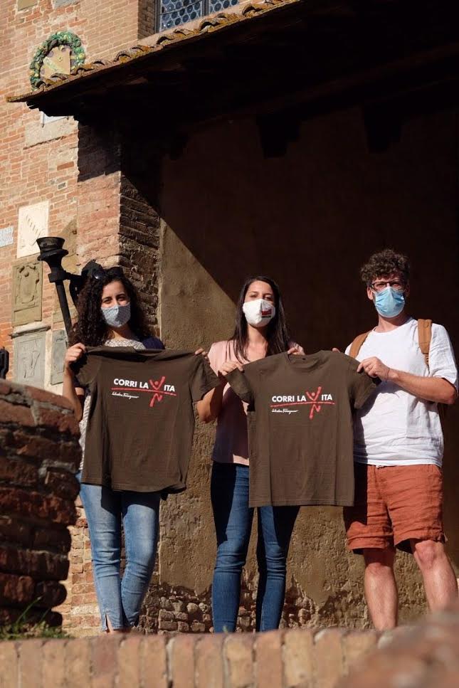 Foto: l'assessore Clara Conforti (al centro) mostra la t-shirt di Corri la Vita 2020