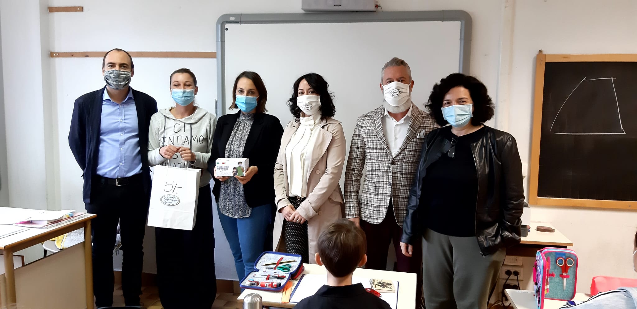 Dimensione Sicurezza dona 1500 mascherine chirurgiche alla scuola primaria “Hack” di Bagnolo (Foto da comunicato)