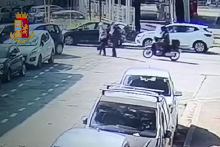  Scippa una 80enne in viale Europa (frame video Polizia)