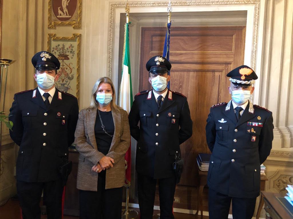 Il Prefetto di Firenze Laura Lega con l'appuntato Antonio Lopomo e il Carabiniere Luigi Cassarà, accompagnati dal Comandante Provinciale dell’Arma Antonio Petti
