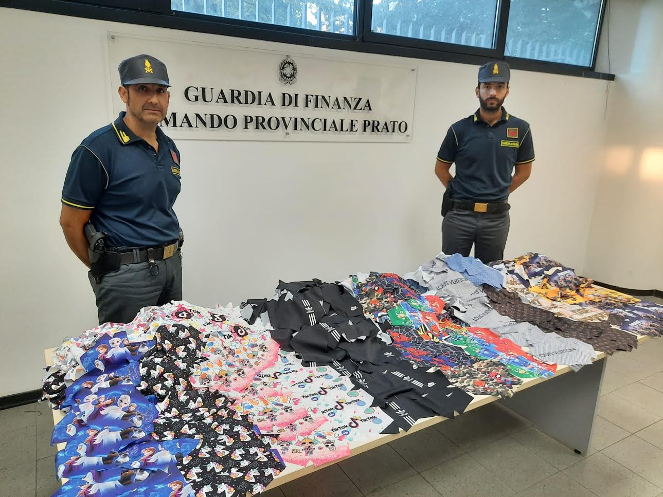 Prato, sequestro di 7.000 mascherine con marchi contraffatti 