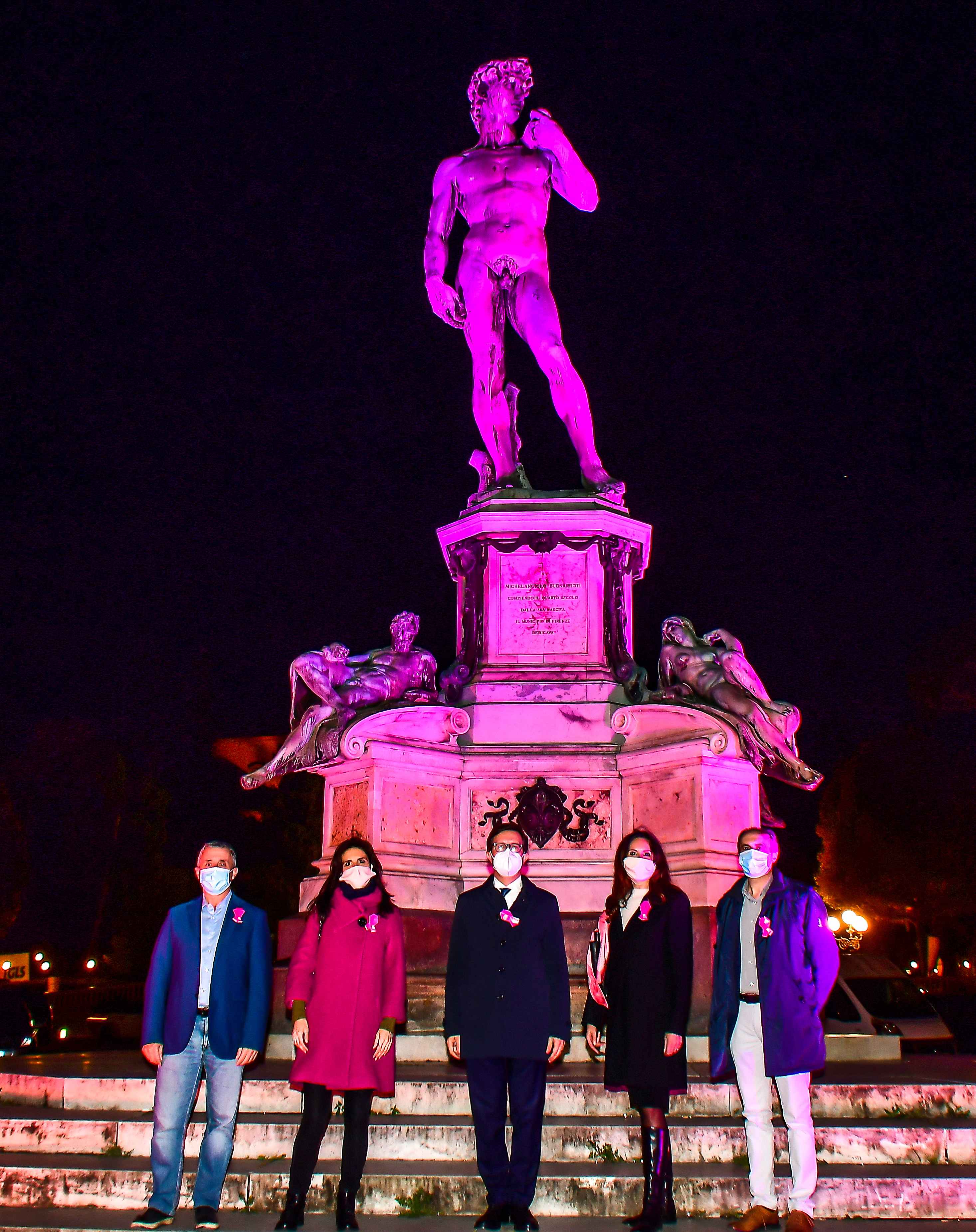 Il Sindaco Dario Nardella (al centro)  insieme al Consiglio Direttivo  Direttivo dell'Associazione Firenze in rosa Onlus (Foto di Mauro Sani - da comunicato) )