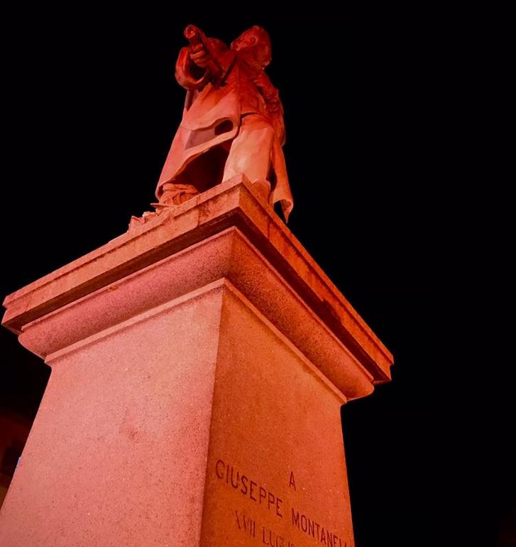 Il Monumento a Giuseppe Montanelli illuminato di rosa