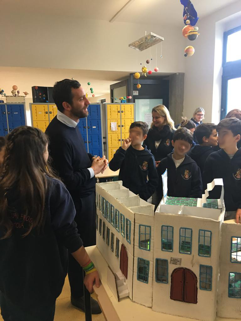 Scuola elementare Frosini, il sindaco Tomasi con gli studenti lo scorso febbraio (Foto da comunicato)
