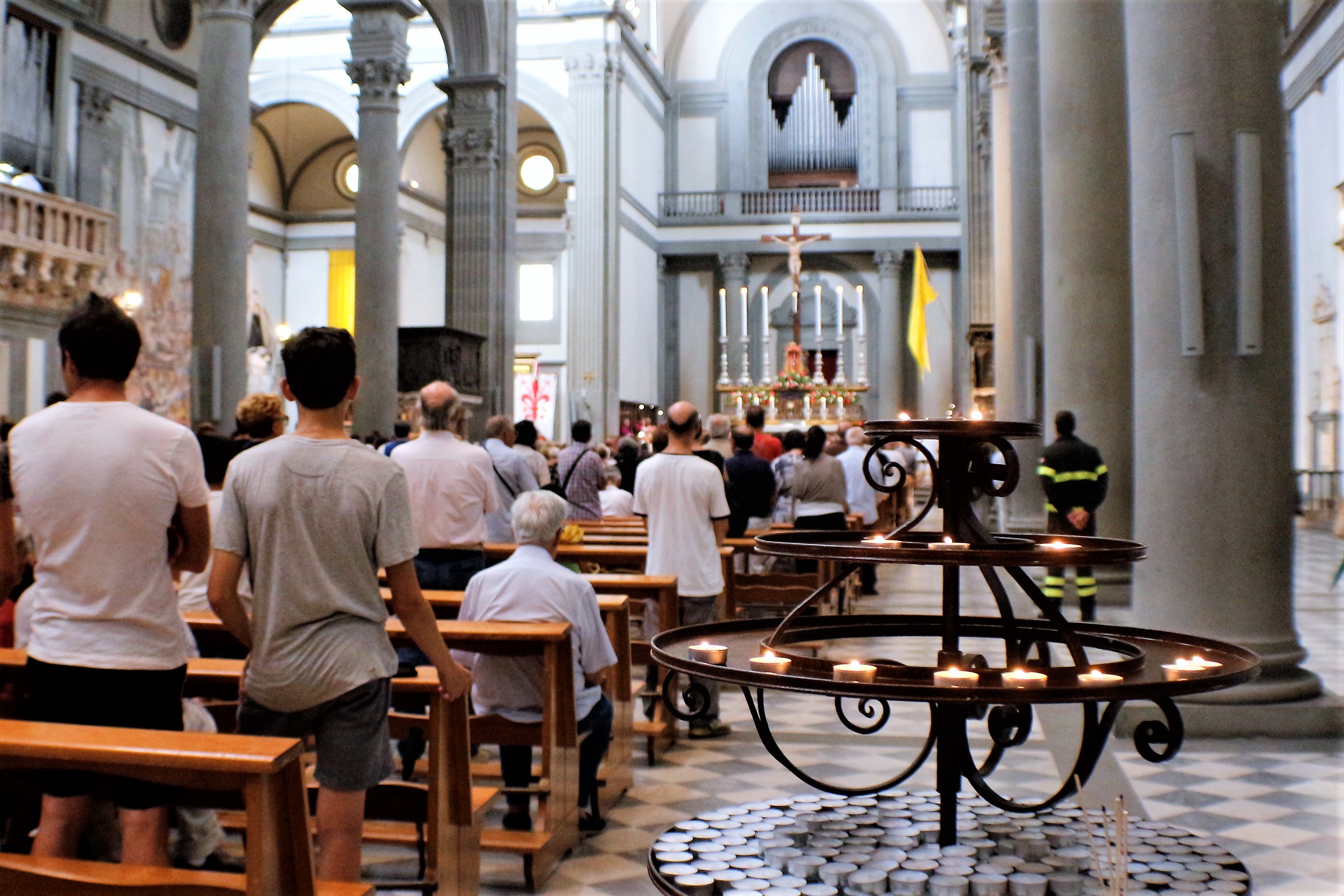 Fedeli in chiesa (foto archivio Antonello Serino)