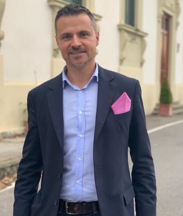 Il sindaco Casiuni con la pochette rosa nel taschino