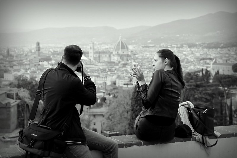 Due ragazzi fotografano Firenze (foto archivio Antonello Serino)