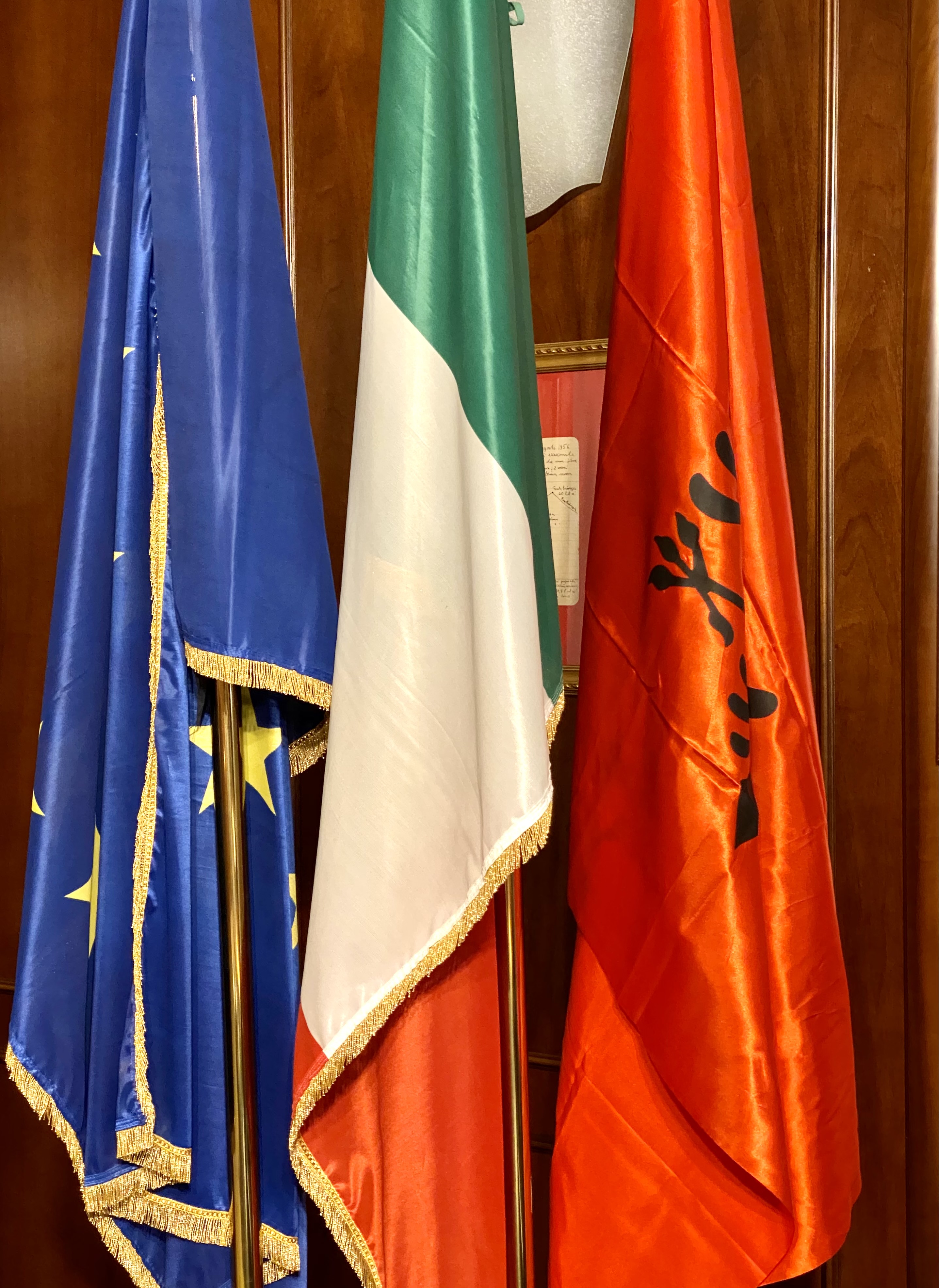 Bandiere Europa, Italia e Albania (Foto da comunicato)