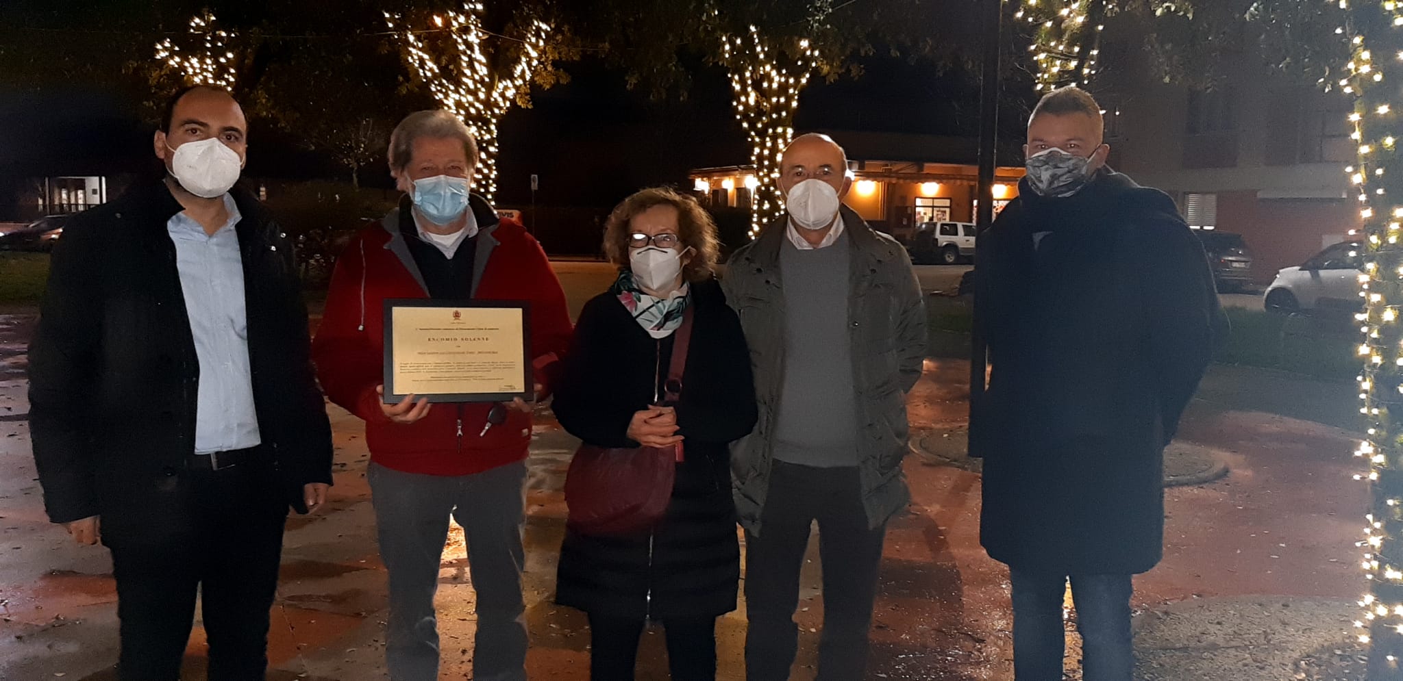 La consegna dell'encomio da parte del sindaco Calamai all'associazione San Vincenzo De' Paoli (Foto da comunicato)