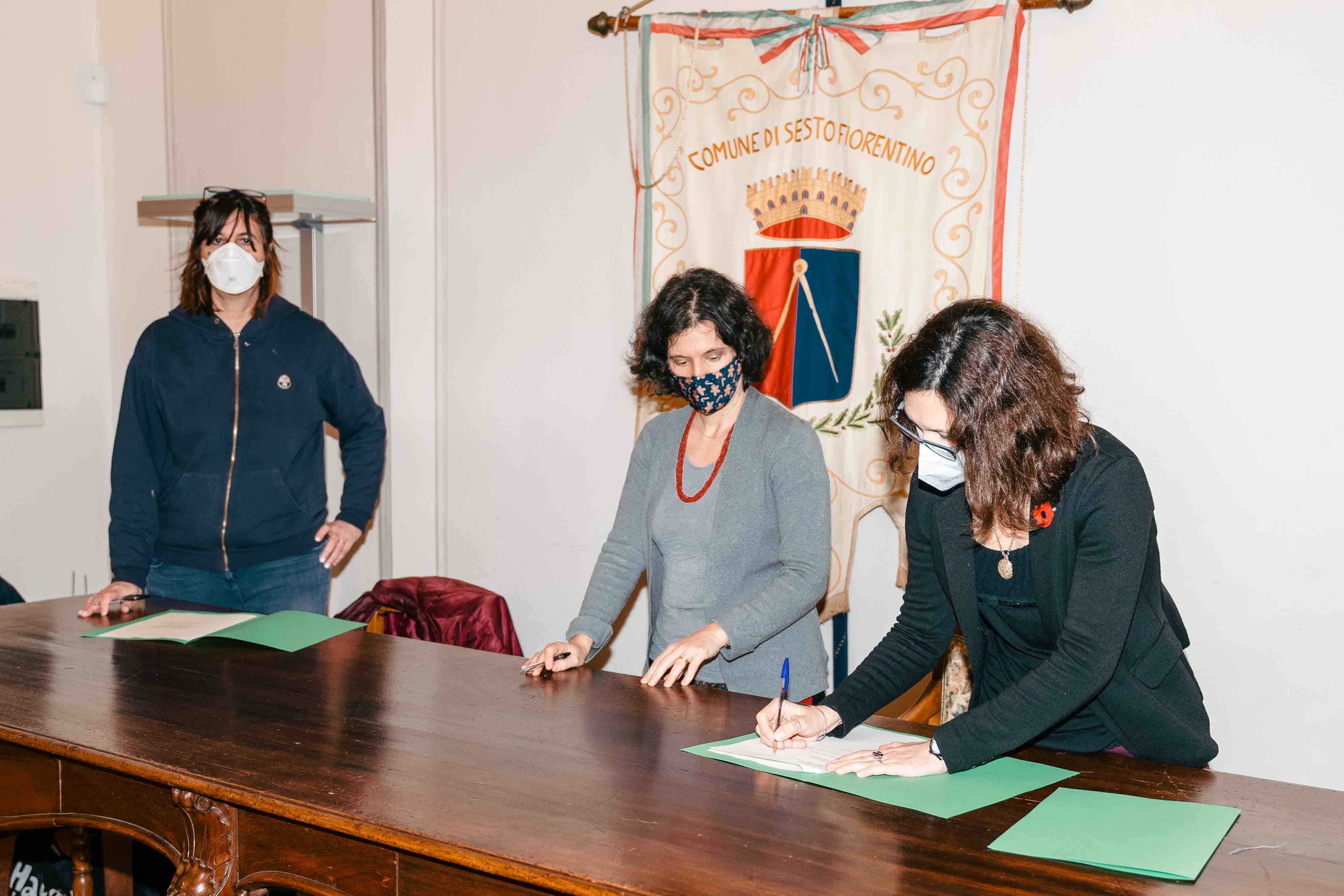 In allegato, foto momento della firma. Da sinistra la dottoressa Stefania Melli per la ASL, la presidente della SdS Camilla Sanquerin e l'assessore all'Istruzione Silvia Bicchi