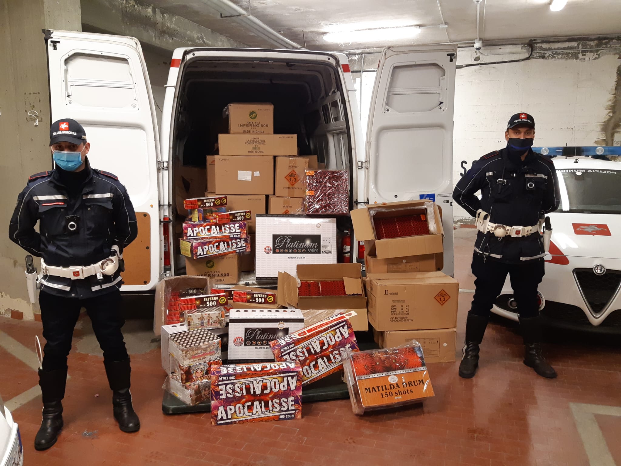 Prato. La Municipale sequestra una tonnellata di botti (Foto da comunicato)