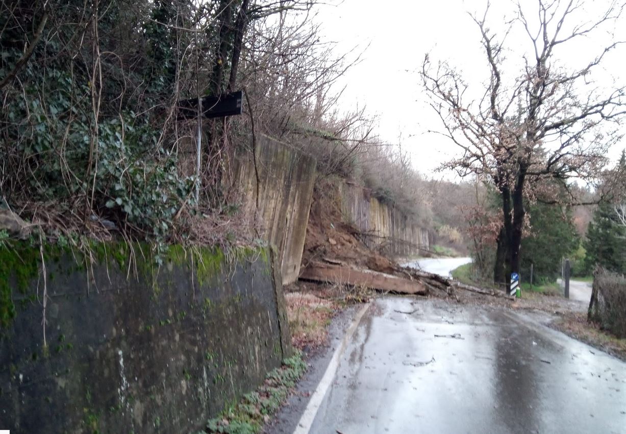 Ilmuro crollato in via di Carcheri