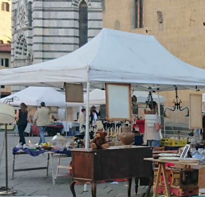 Mercato Antiquario in piazza Duomo a Pistoia