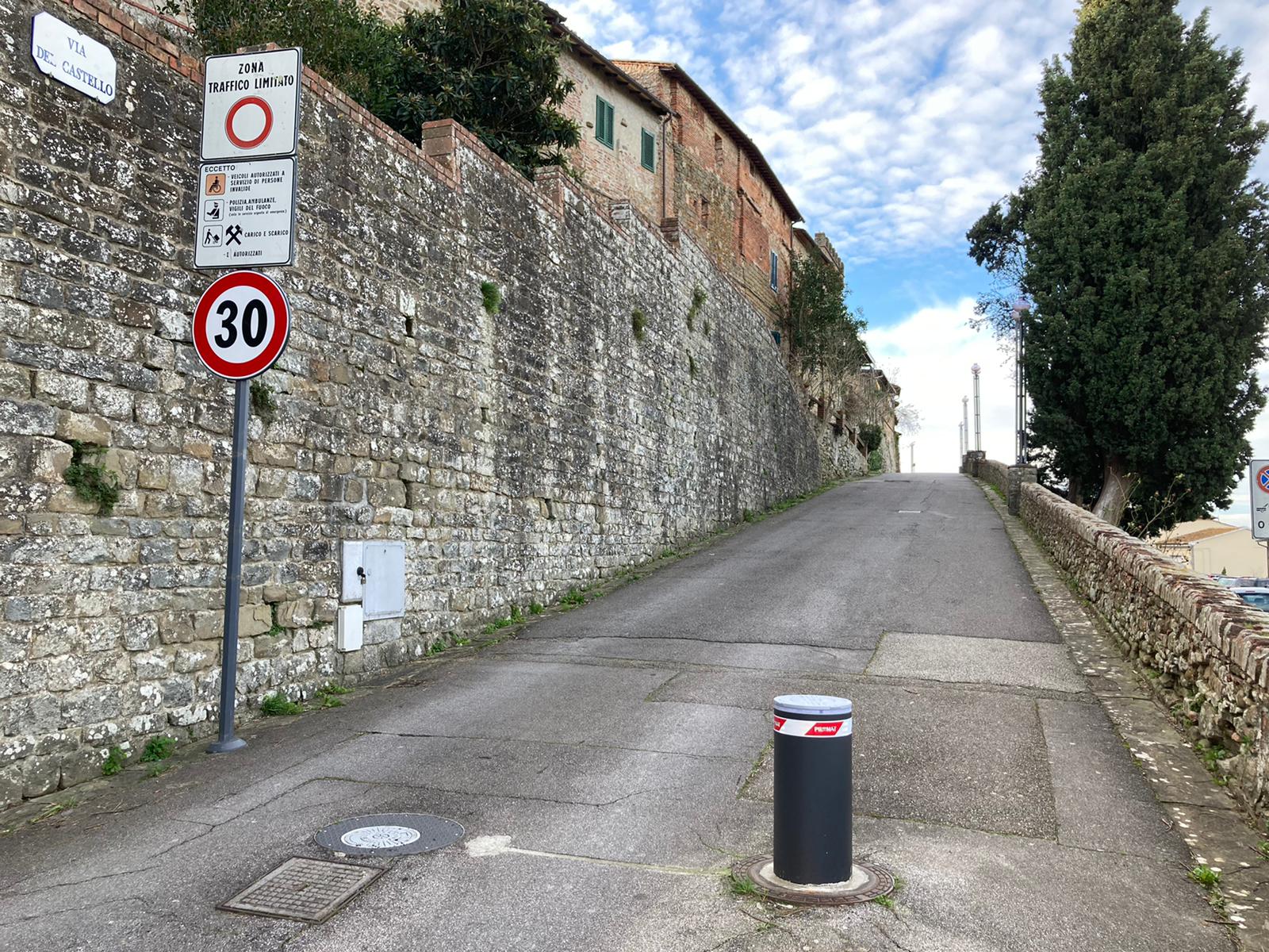 Accesso limitato al borgo del castello tramite pilomat (Foto da comunicato)