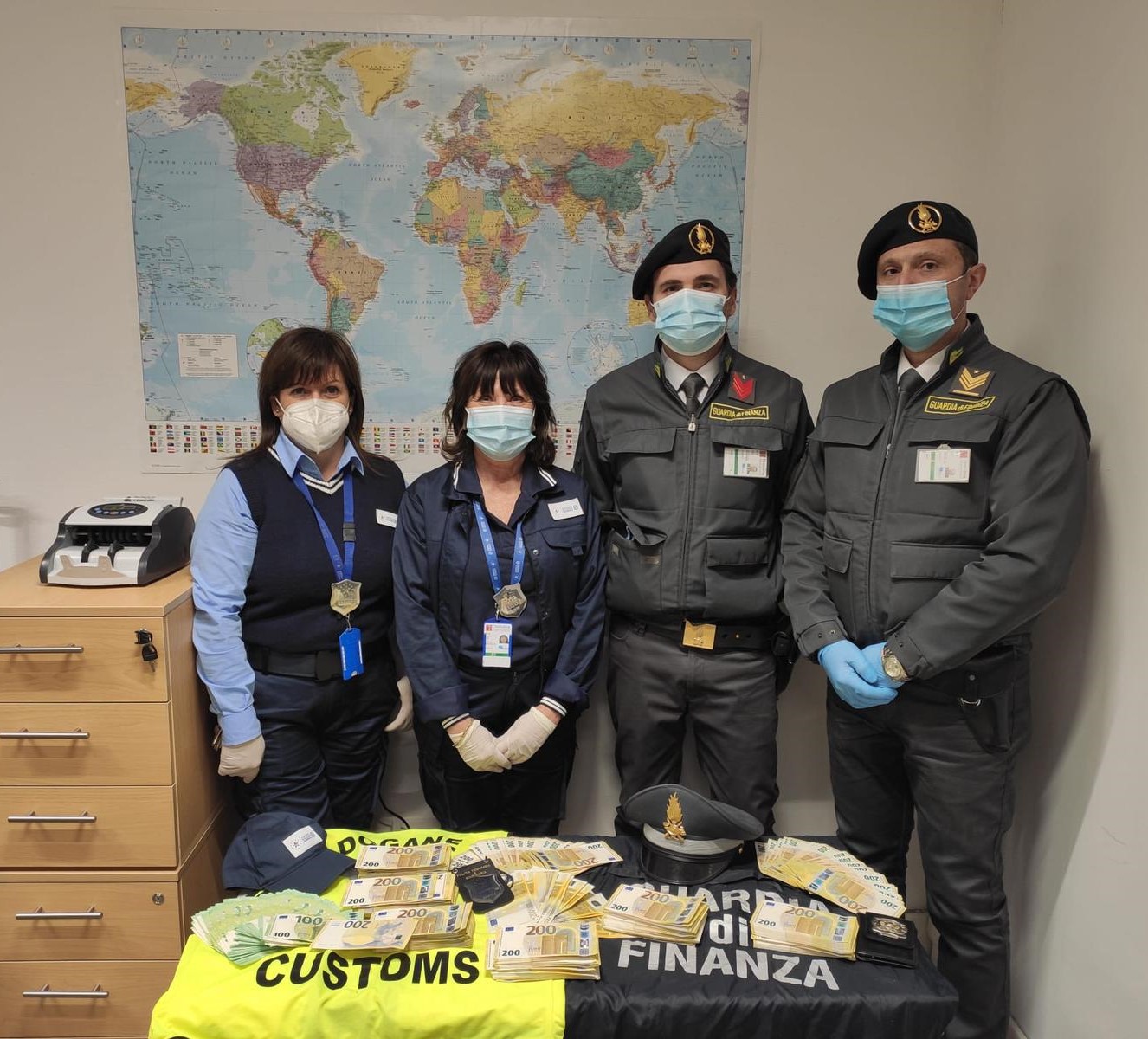 Sequestro valuta aeroporto di Firenze AgenziaDogane GdF