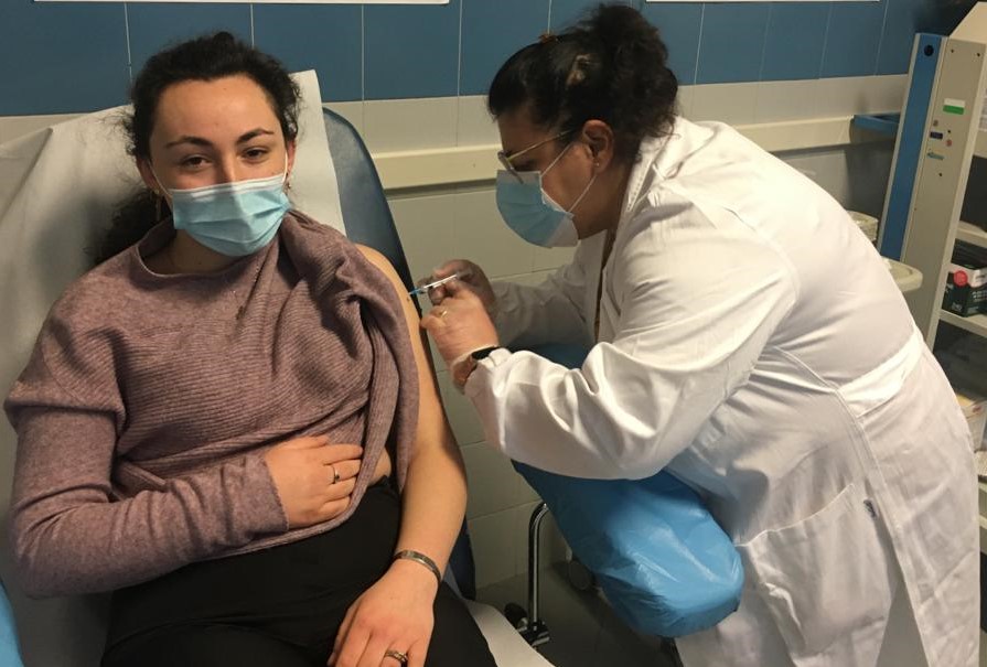 Un momento della prima vaccinazione con Moderna (Foto da comunicato)
