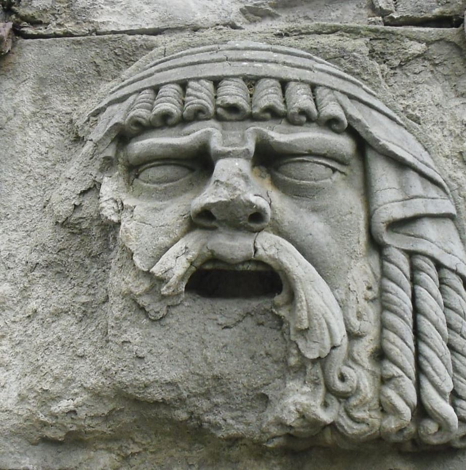 Mascherone sulle mura di Pistoi