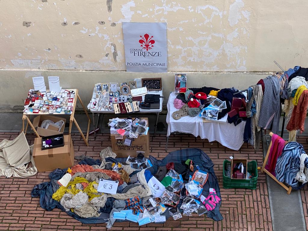 Merce sequestrata dalla polizia municipale di Firenze