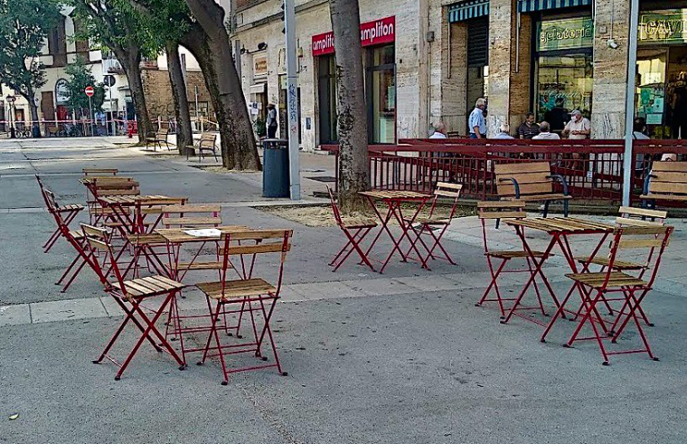 Aiuti a bar e ristoranti - nella foto tavolini in piazza (foto archivio Antonello Serino)