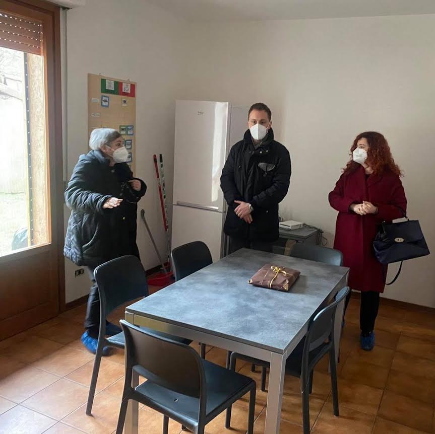 La Sindaca Mugnai e l'Assessore Cellai in visita al nuovo appartamento (foto da comunicato)