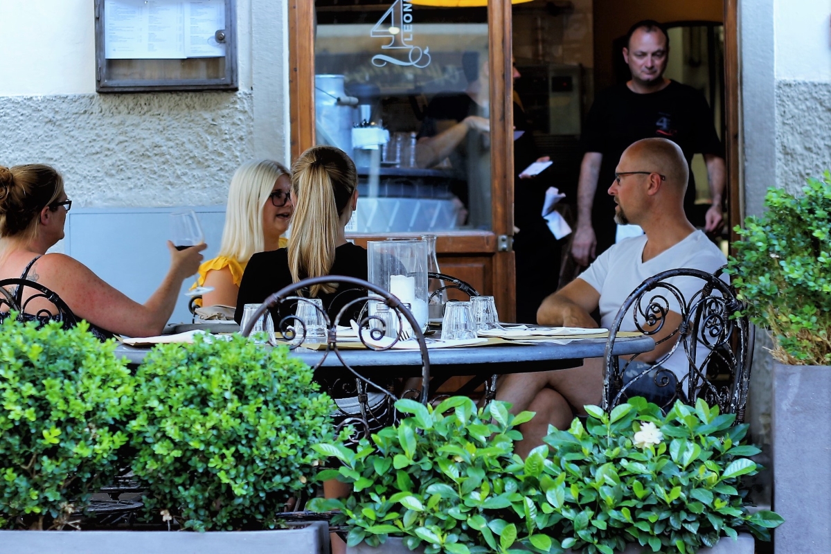 Gente al ristorante (foto archivio Antonello Serino)