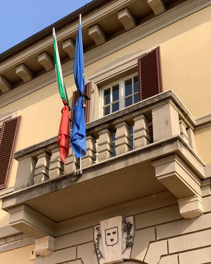 Bandiere a mezz'asta a Rignano sull'Arno