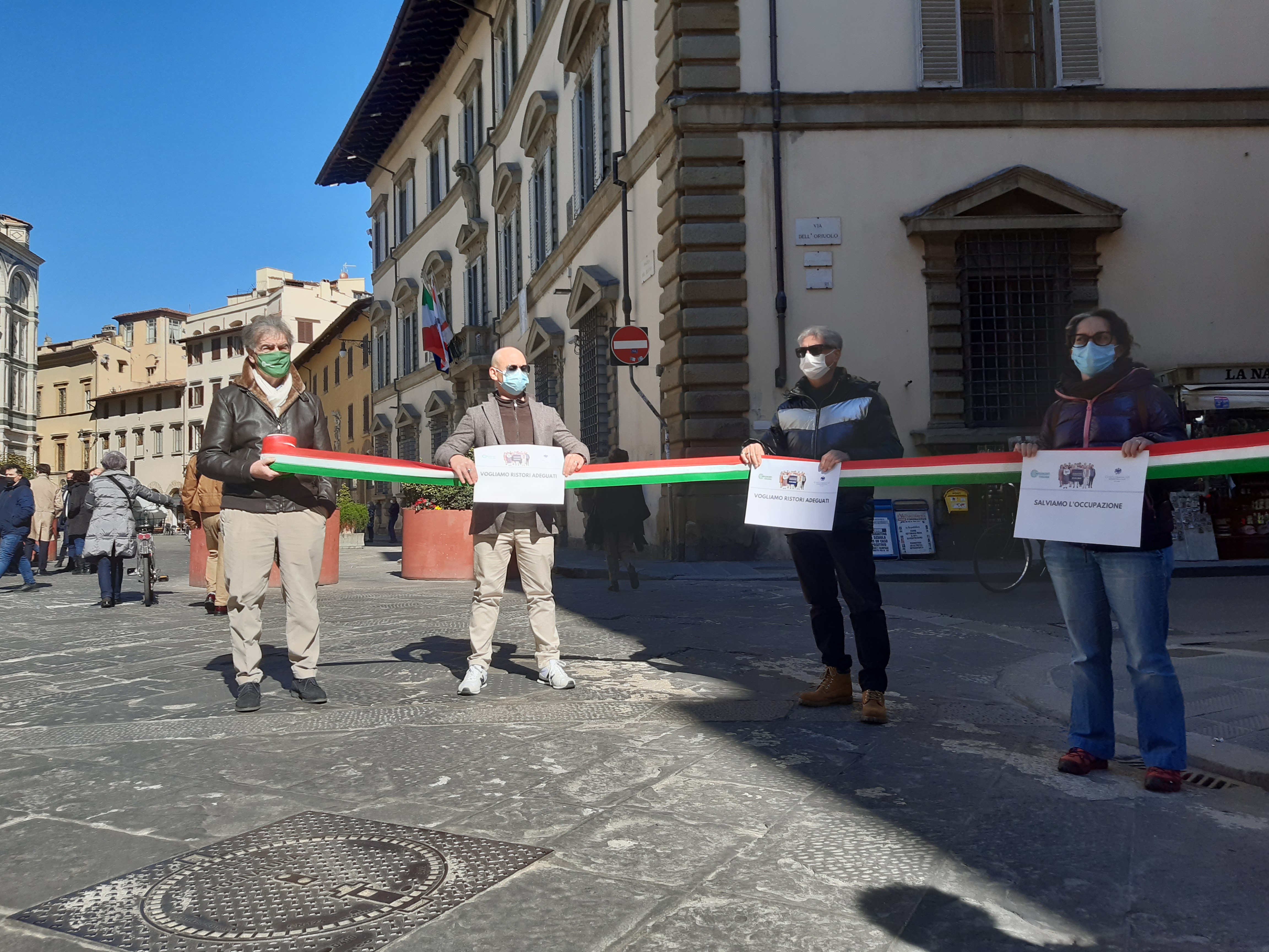 Commercianti in protesta contro la chiusura 