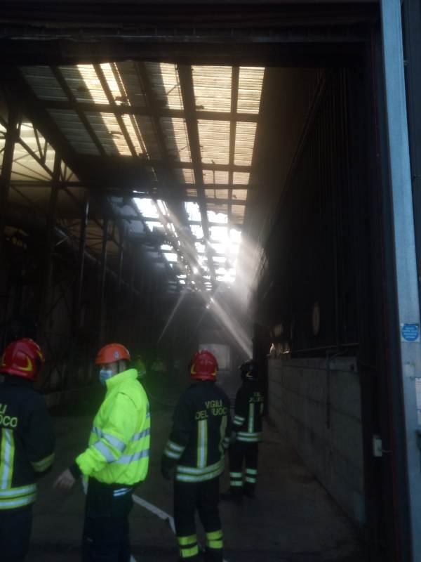 tetto capannone incendiato dopo intervento dei Vigili del Fuoco