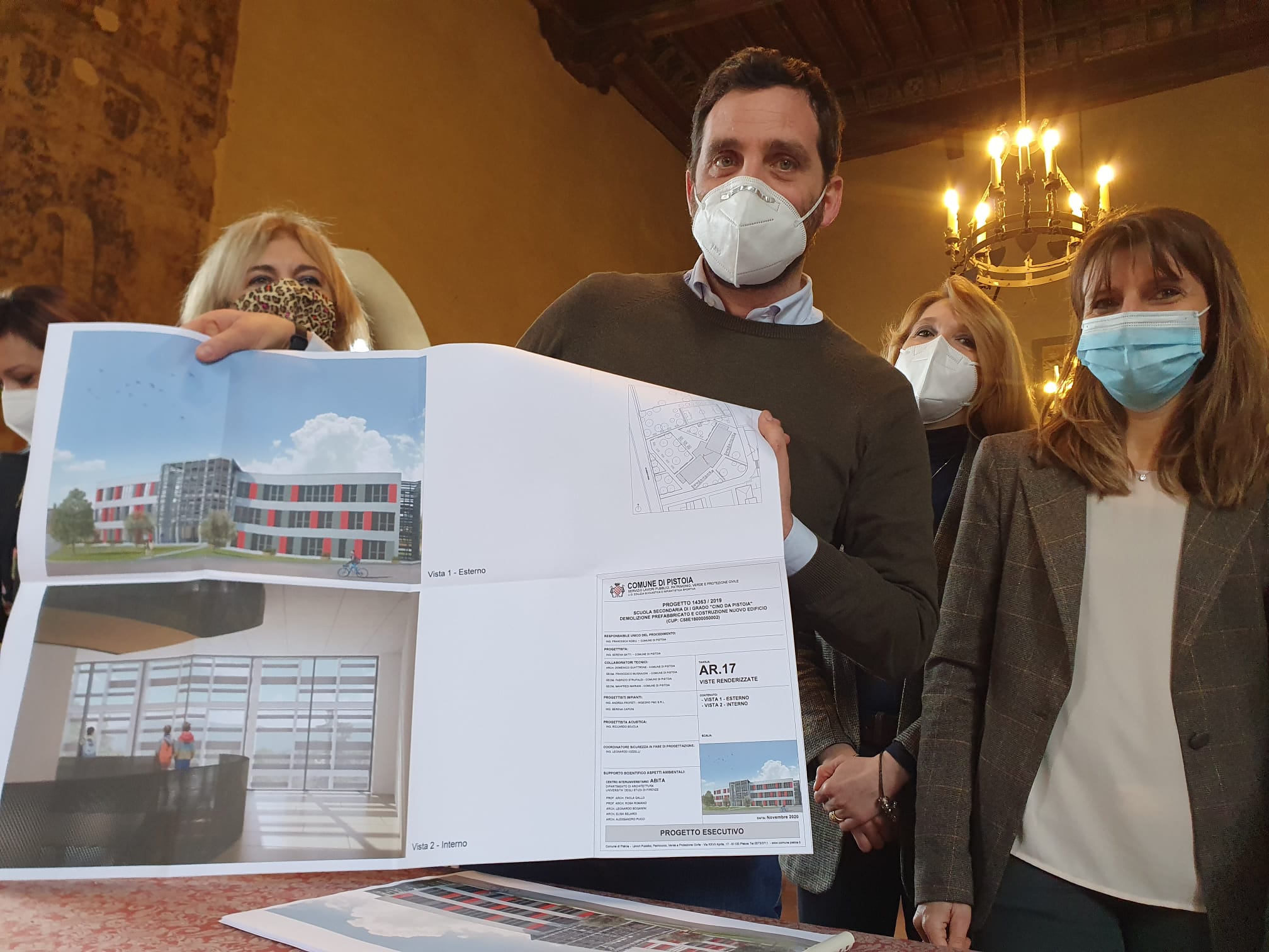 Il sindaco Tommasi mostra il progetto della nuova scuola (Fonte foto Comune di Pistoia)