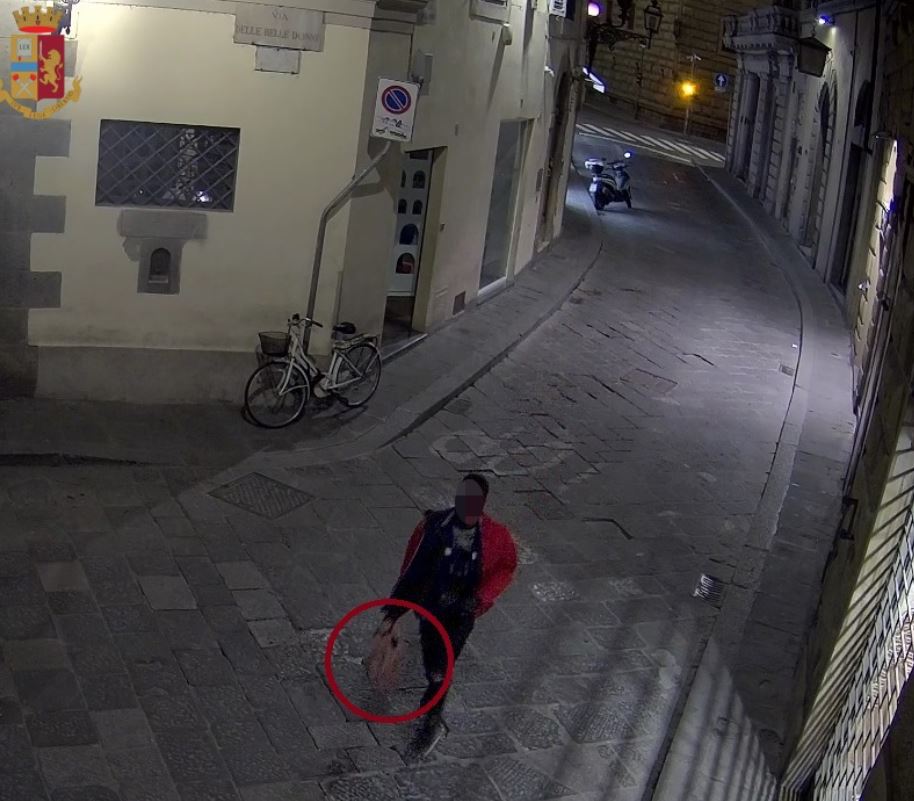 Il rapinatore ripreso con la borsa rubata