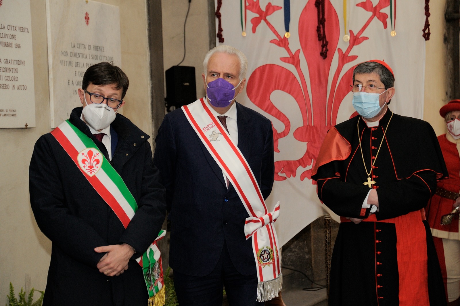 Un momento della cerimonia a Firenze. Al centro il presidente Giani con il sindaco Nardella (a sinistra) e il cardinale Betori