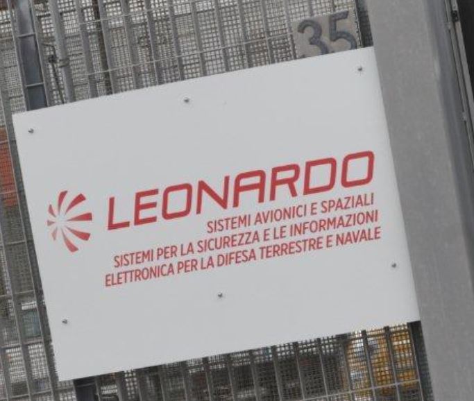 Ingresso stabilimento Leonardo di Campi (foto Cgil Firenze)