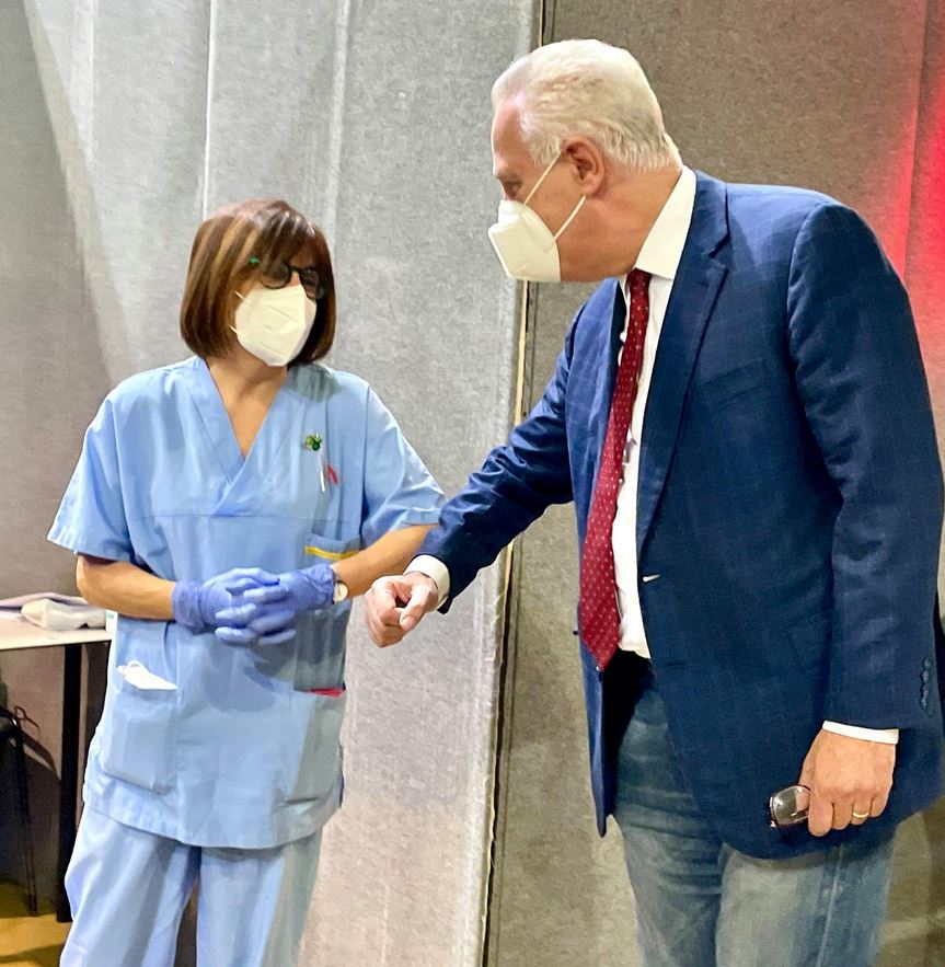 Il presidente Giani coin personale sanitario addetto alle vaccinazioni