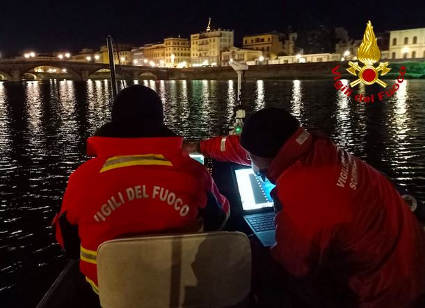 Le ricerche dei Vigili del fuoco in Arno