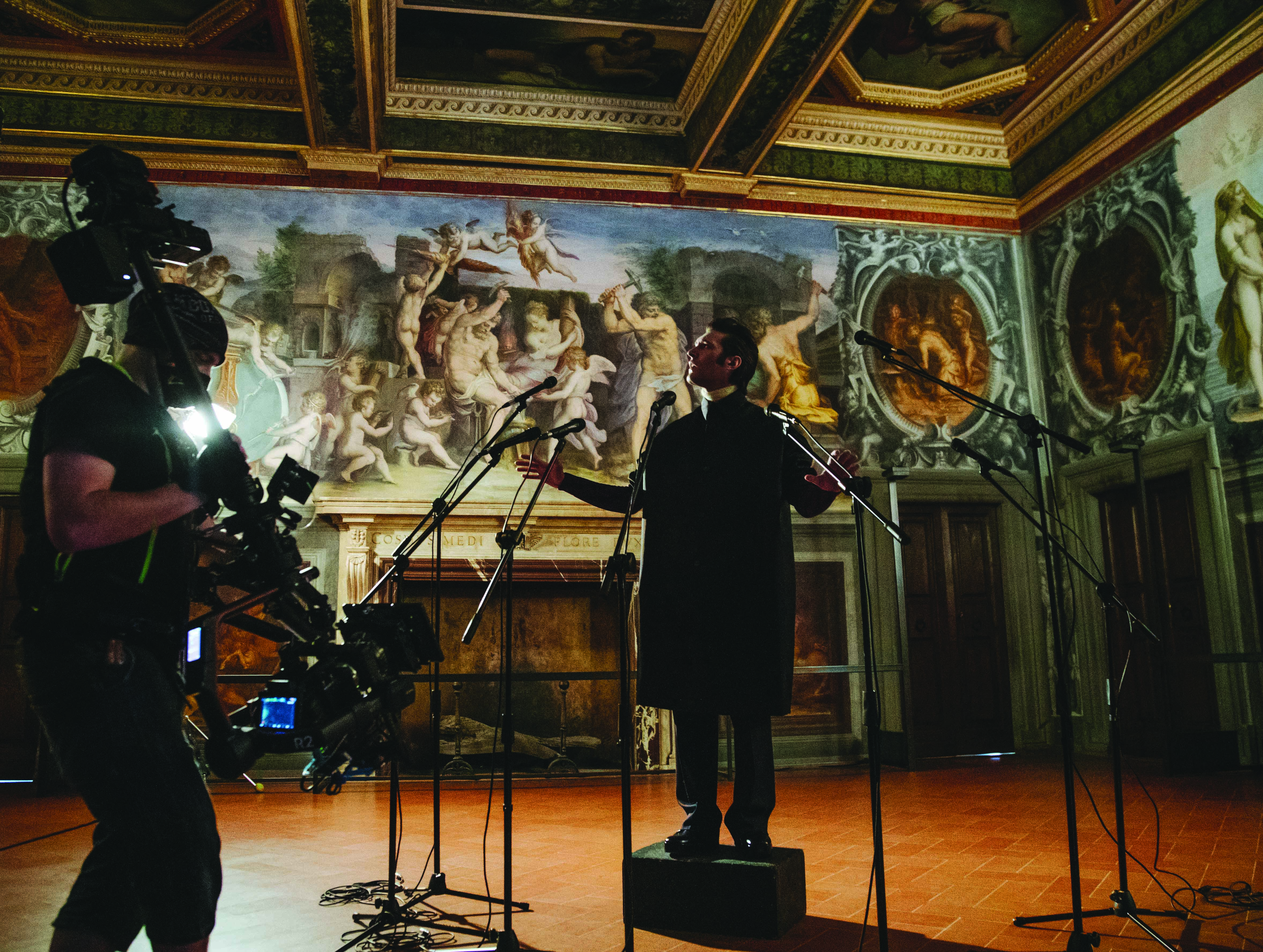 Giovanni Caccamo nella 'Sala degli Elementi' in Palazzo Vecchio (foto di A. Treves)