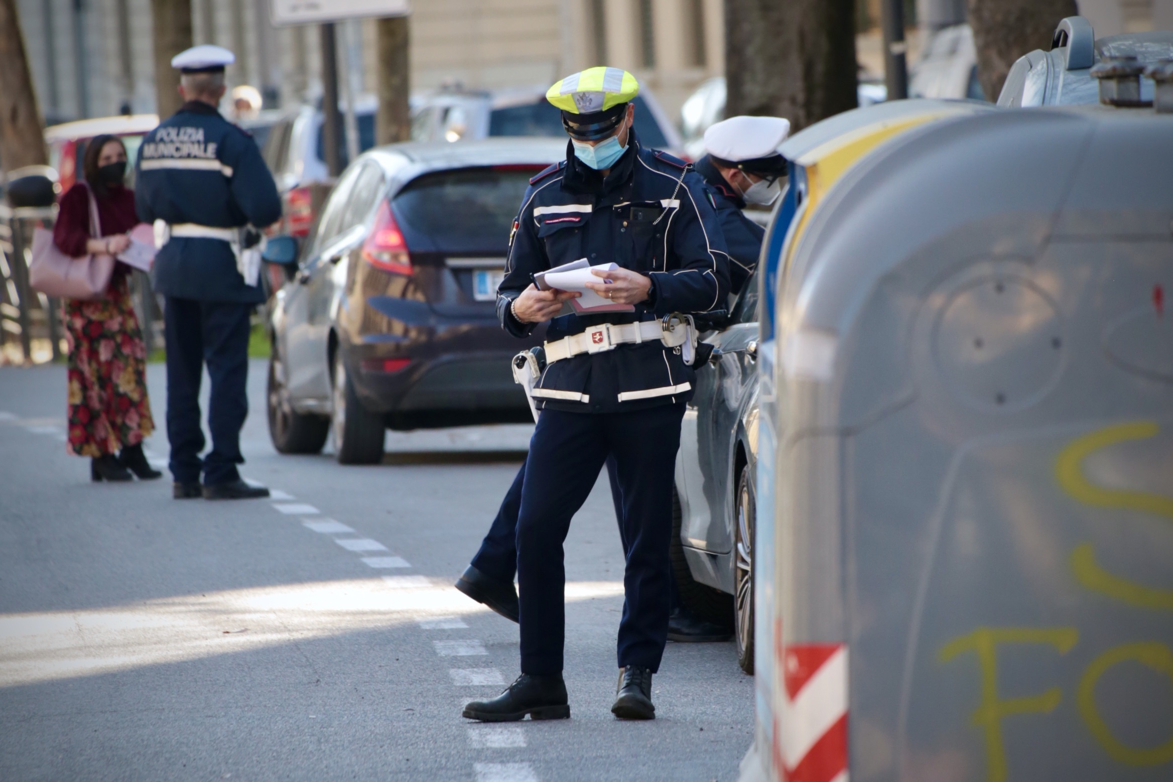 Controlli della Polizia Municipale sulla sosta selvaggia (foto archivio Antonello Serino)