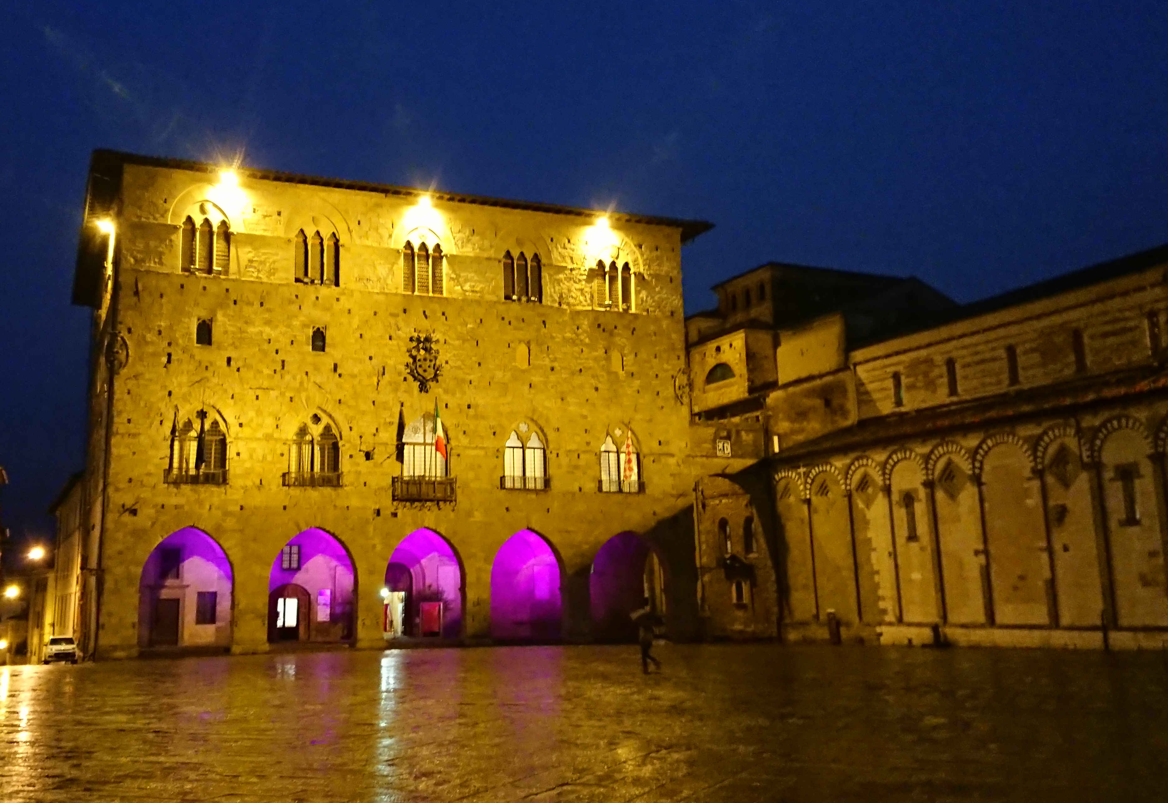 Palazzo Pretorio illuminato di viola (Fonte foto Comune di Pistoia)