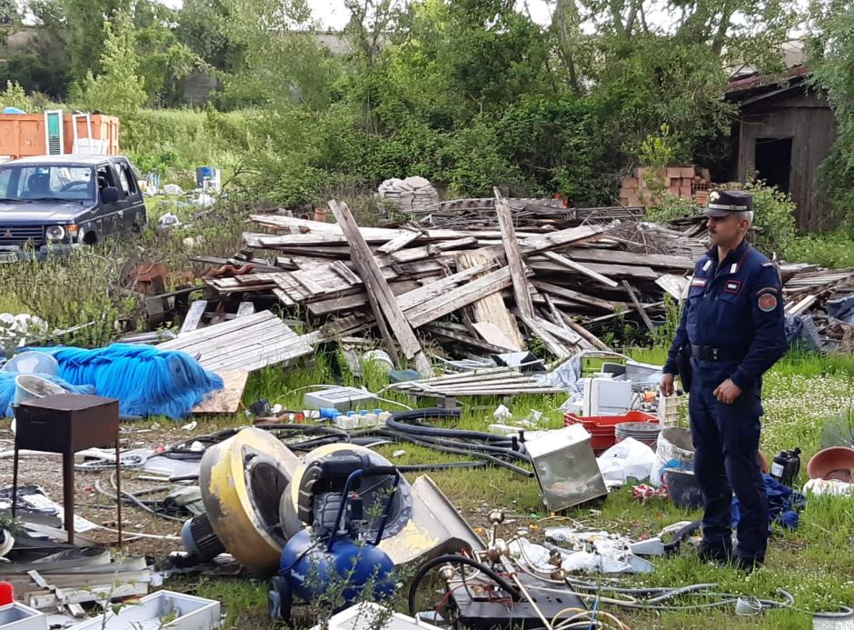 Rifiuti in un'area sequestrata dai Carabinieri forestali a Campi