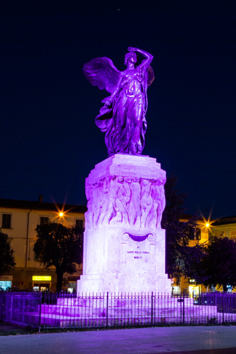 la Statua della Vittoria illuminata di color viola