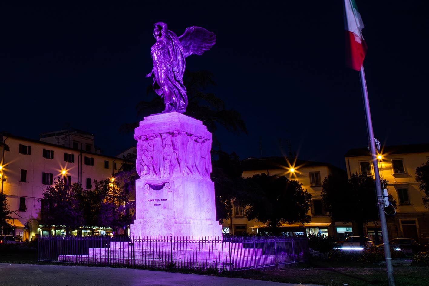 La Statua della Vittoria illuminata di color viola